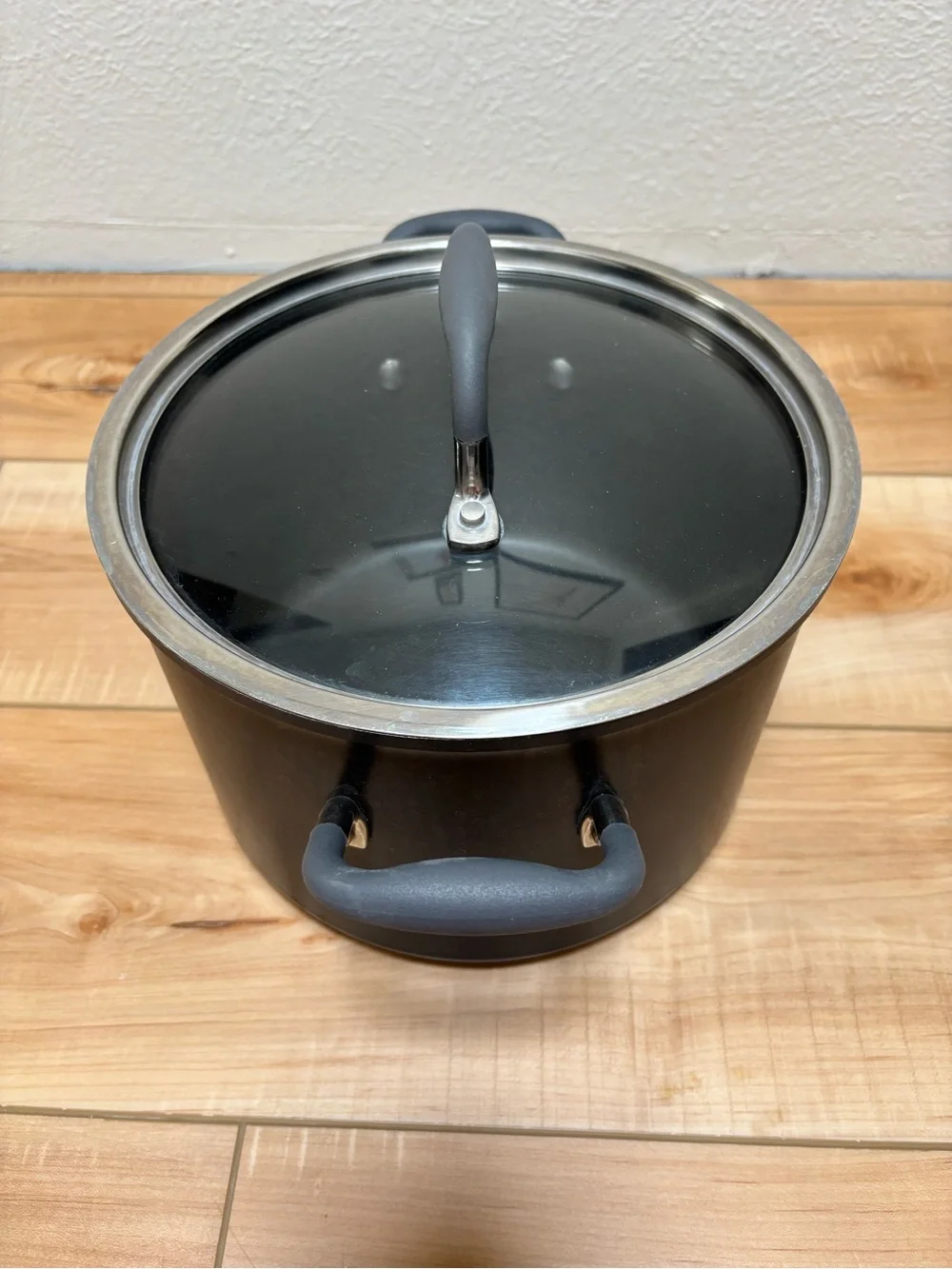 The Pampered Chef Stock Pot with Glass Lid and Soft-Grip Handles